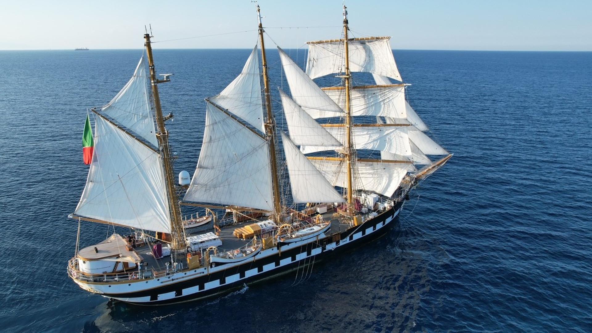 La ciudad de València acoge al buque escuela italiano 'Palinuro'