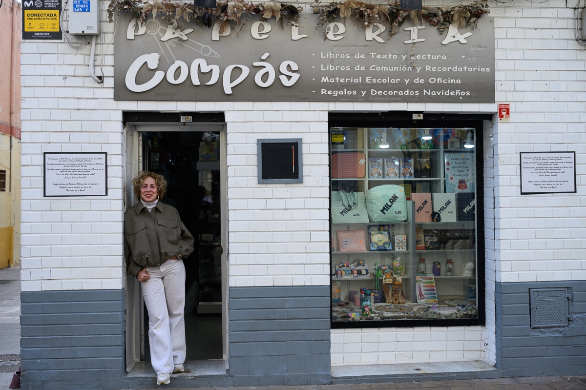 Carmen deja su papelería de Canyamelar después de 42 años