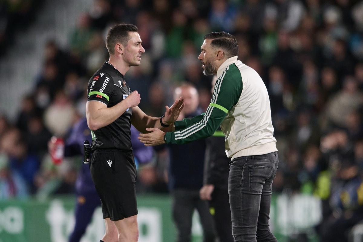 Sarabia habla con el árbitro