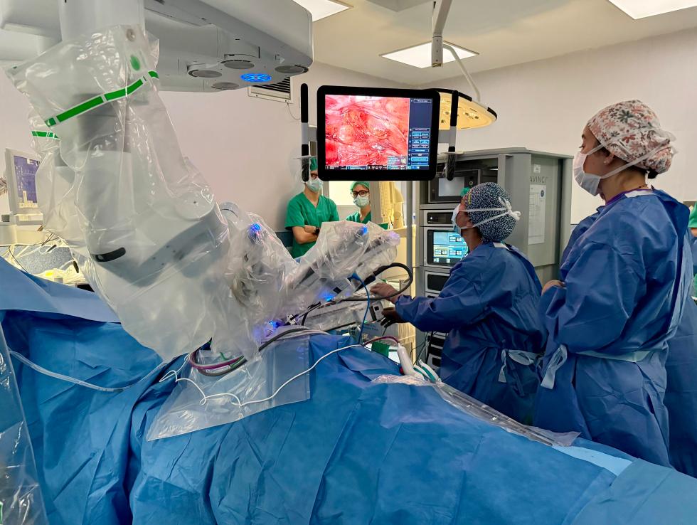 El Hospital Doctor Peset incorpora con éxito la cirugía robótica para tratar el cáncer de esófago