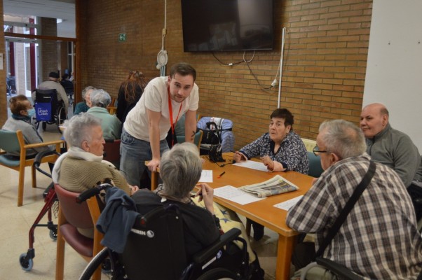 Vila-real vuelve a unir generaciones con Happy yayos, el proyecto que conecta a jóvenes y mayores