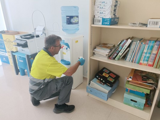 Almenara realiza tareas de limpieza, desinsectación y desratización de sus edificios 