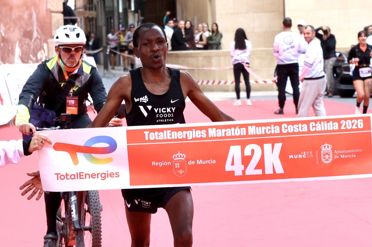 El keniata Peter Kariuki y la polaca Dominika Stelmach ganan el Maratón de Murcia
