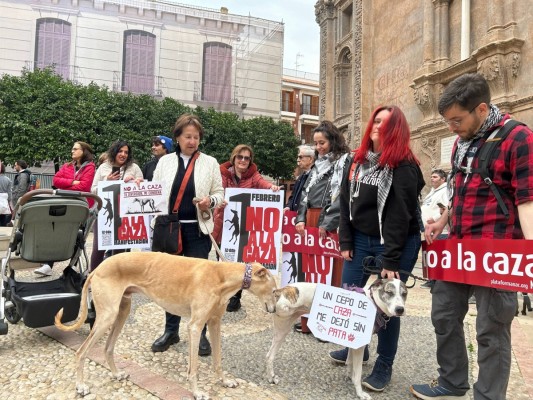 Manifestación en Murcia y Cartagena para exigir el fin del maltrato a los perros de caza