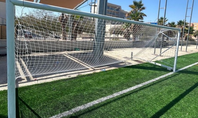 Alicante renueva el campo de fútbol y las pistas de pádel del polideportivo Vía Parque

