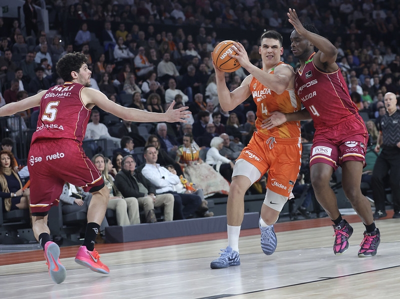 Una tempranera lluvia de triples del Valencia deja sin respuesta al Hiopos Lleida