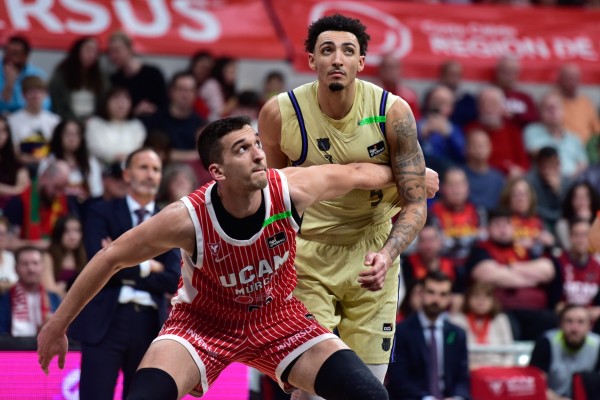 Un UCAM CB que tira de orgullo vence al Barça, al que iguala en la clasificación de la Liga Endesa