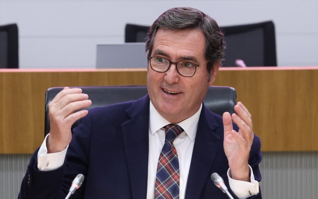 Trabajo apura plazos para sumar a la CEOE al acuerdo de reducción de la jornada laboral
