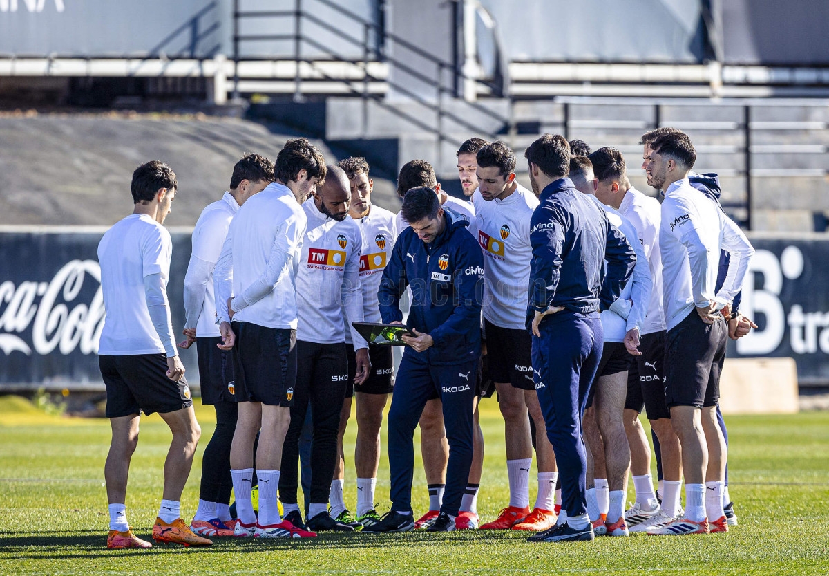 Valencia CF: 25 fichas y una difícil gestión del grupo 