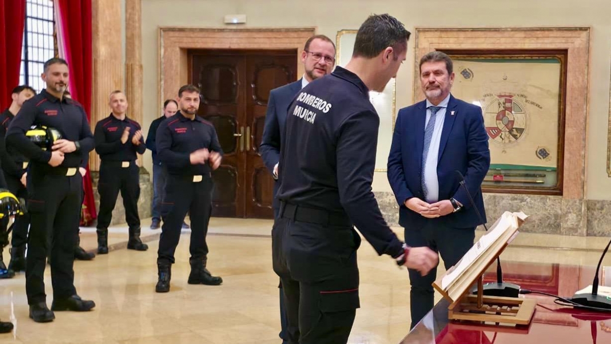 El cuerpo de bomberos de Murcia suma 22 conductores tras su toma de posesión como funcionarios
