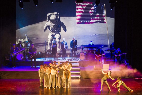 120 bailarines y diez músicos dan forma a 'The Dance Side of Rock' en Rambleta