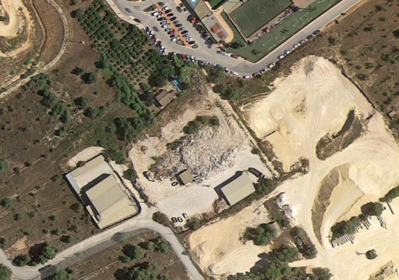 Una montaña de escombros incrementan en 300.000 euros la obra de La Serreta en La Nucía