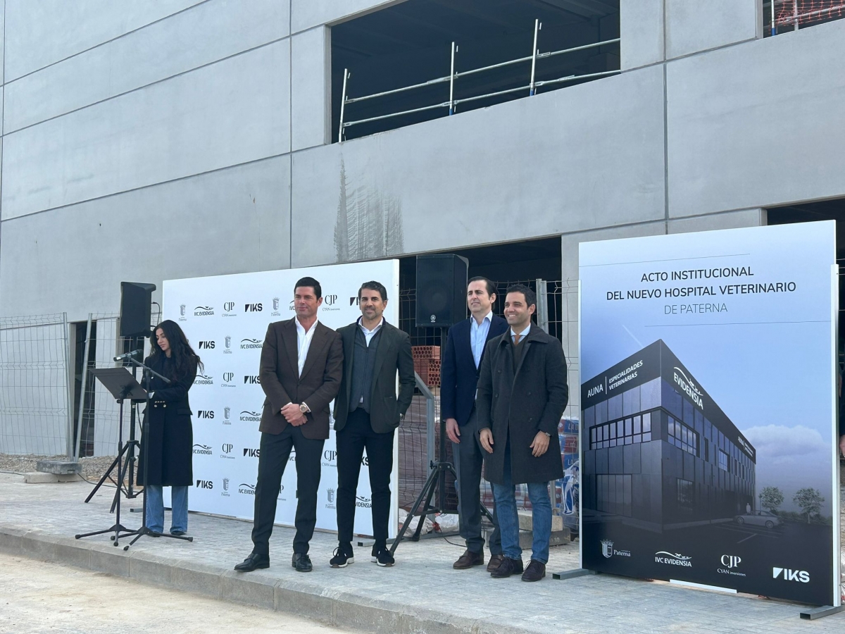 Juan Antonio Sagredo, Alejandro Luján y Antonio Clemente en el nuevo hospital veterinario de Paterna.
