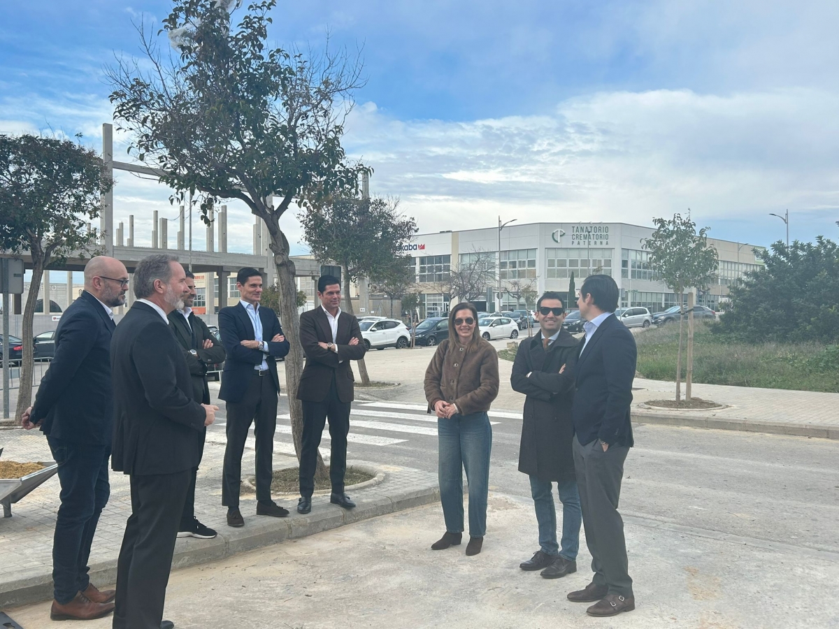 El alcalde de Paterna, Juan Antonio Sagredo, visita la parcela donde se construye el nuevo hospital veterinario.
