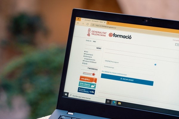 La plataforma online de formación de la Generalitat bate en 2025 su récord con 440.701 matriculaciones, un 48,05% más