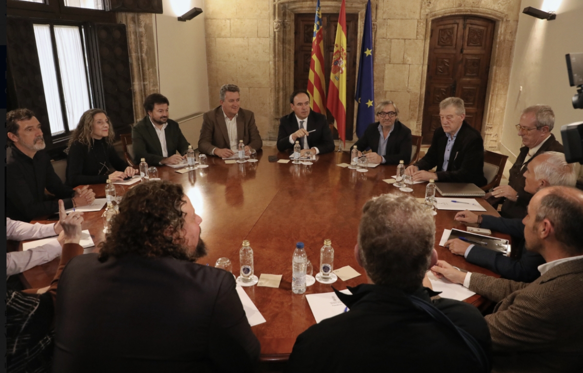 Reunión del president con las asociaciones de afectados por el deslinde de la costa. - Foto: GVA Reunión del president con las asociaciones de afectados por el deslinde de la costa.
