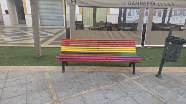 Denuncian la pintada del banco arcoíris de Lorca y exigen una 