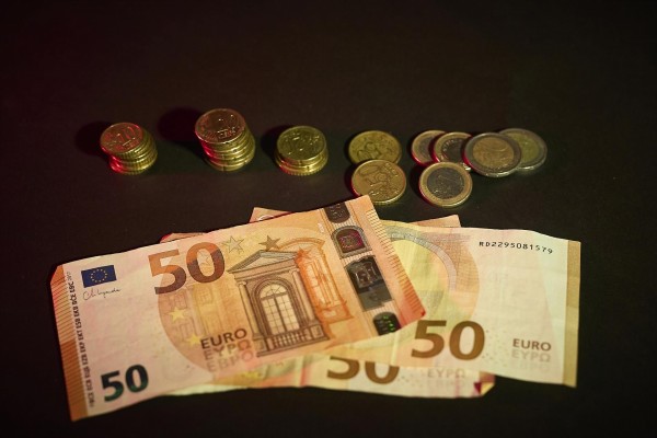 El euro cae tras la ralentización del crecimiento y ante la violencia en Oriente Medio