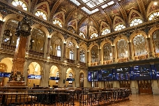 El Ibex 35 cierra plano en este Jueves Santo, con el petróleo disparado tras el discurso de Trump