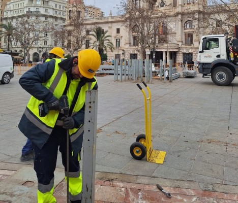 Comienza la instalación del vallado de la plaza del Ayuntamiento para las 'mascletaes' de Fallas