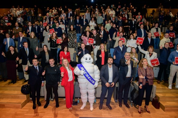 Imágenes de la entrega por Caixabank de las placas de la Guía Michelin 2026