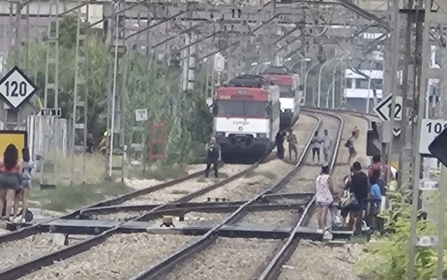 Los trenes entre València Nord y Alfafar, casi tres horas interrumpidos tras subirse un hombre a la catenaria