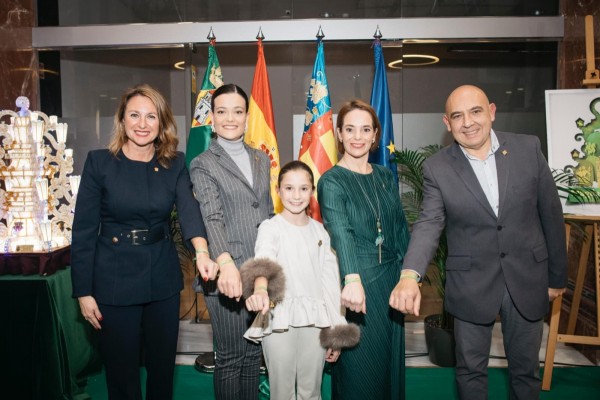 Carrasco presenta y hace entrega de las pulseras de la Magdalena 2026 a las reinas de las fiestas
