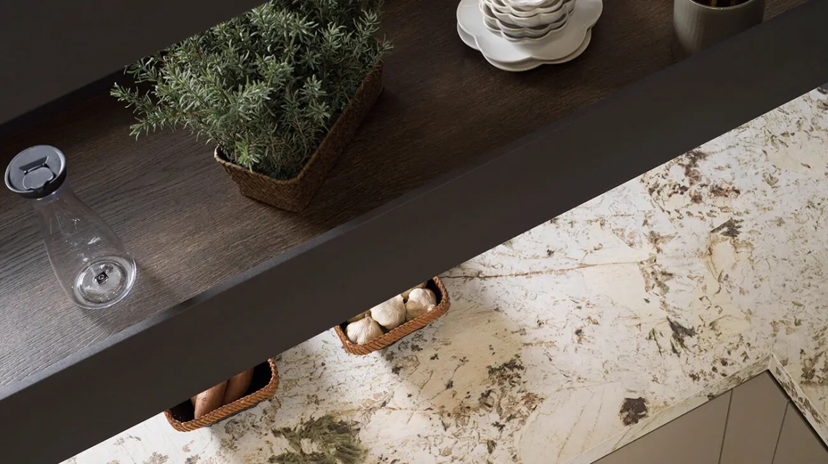 Cocina e7.90 – e3.90 Roble Carbón Soft – Fango Ghost de Gamadecor con encimera XTONE Alpinus White Nature, estantería en