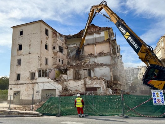 Comienza el derribo por colapso del bloque 11 del barrio de San Antón de Elche