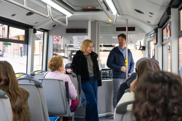 La Diputació finança amb 1 milió d'euros la compra de dos autobusos i la digitalització de les marquesines d'Ontinyent