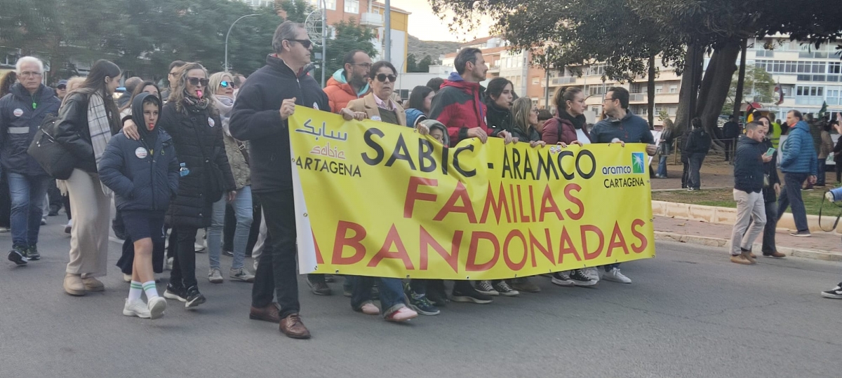 Cartagena se moviliza por Sabic: dos mil quinientas personas claman contra el cierre y la pérdida de empleo industrial