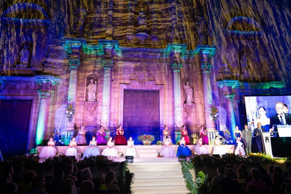 
Alcalà de Xivert presenta entre actuaciones acrobáticas a las festeras de sus Fiestas Patronales 