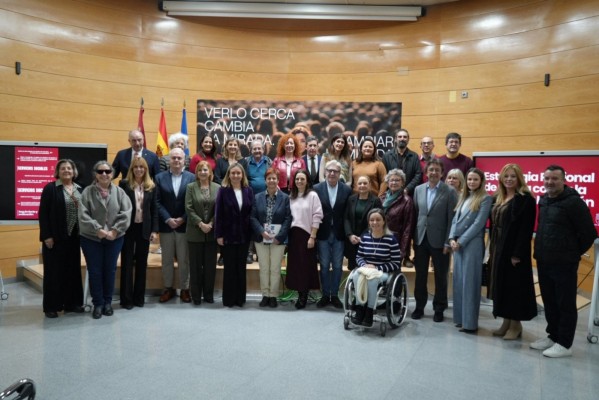 La Región de Murcia presenta su estrategia para luchar contra la pobreza con 140 nuevas medidas