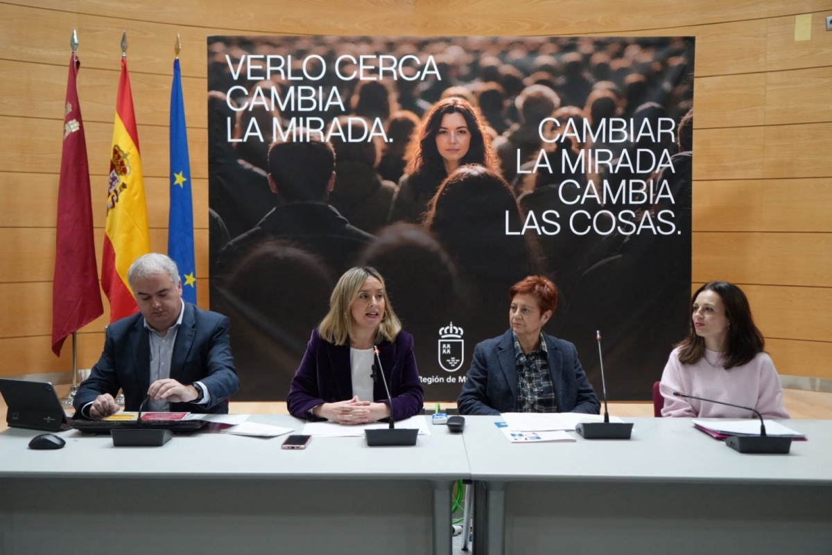 La consejera Conchita Ruiz presenta la Estrategia Regional de Lucha contra la Pobreza y la Exclusión Social.