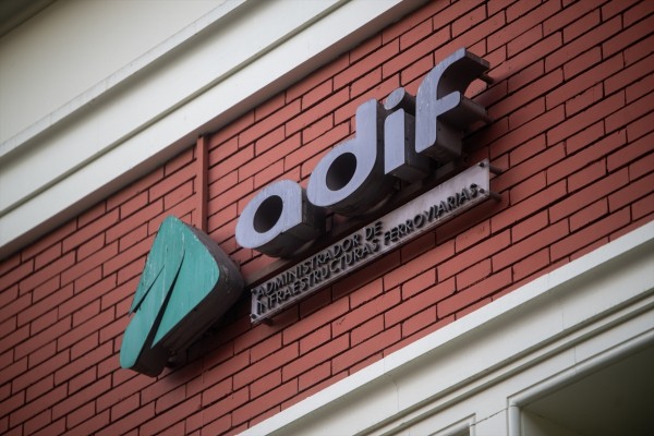 Adif contrata por 8,2 millones de euros la inspección de los pantógrafos en las vías de alta velocidad