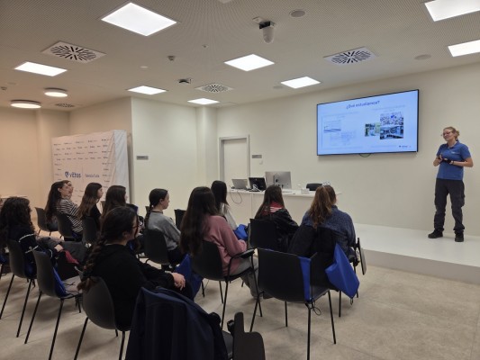 El Hospital Vithas Valencia Turia y Fundación ASTI impulsan las vocaciones científicas y técnicas entre niñas y jóvenes