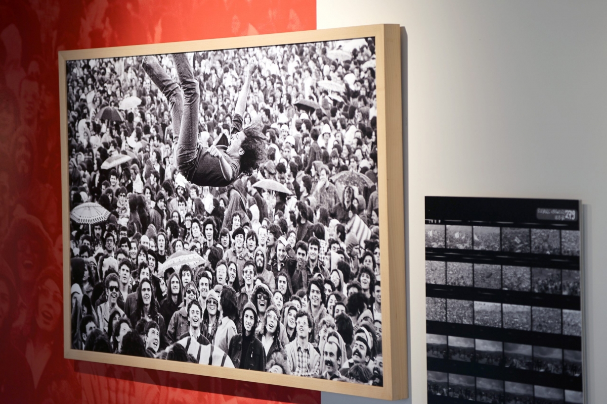 La Transición contada por el fotoperiodismo: el Museo de la UMU reúne más de 60 imágenes de una 'historia revelada'