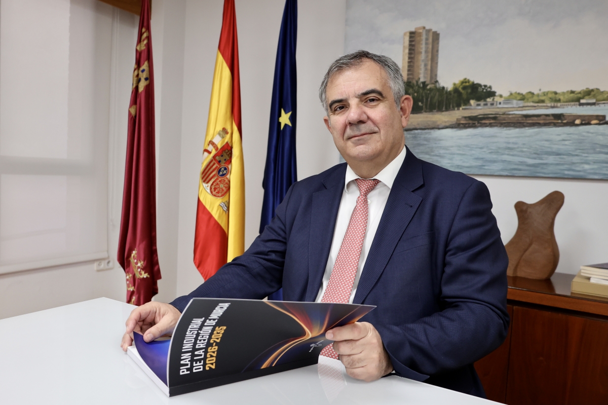 Juan María Vázquez posa con el Plan Industrial 2025-2036 de la Región de Murcia.