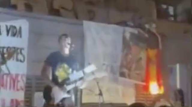 Queman una fotografía de Carlos Mazón durante las fiestas del barrio de Gràcia de Barcelona