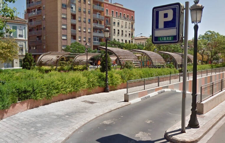 Entrada del aparcamiento de Martí Grajales