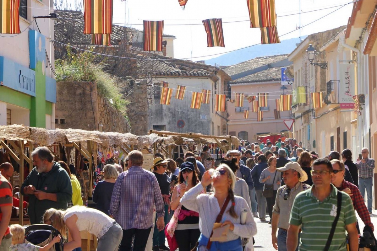Feslalí: de celebrar el almendro en flor a reivindicar la algarroba