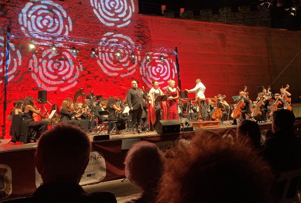Ainhoa Arteta, Montserrat M. Caballé y Luis Santana tienden lazos con la Filarmónica de Requena