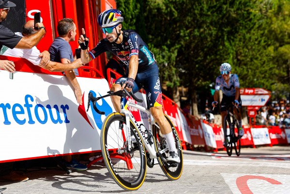 Roglic vence ante Mas en Cazorla y amenaza al líder O'Connor