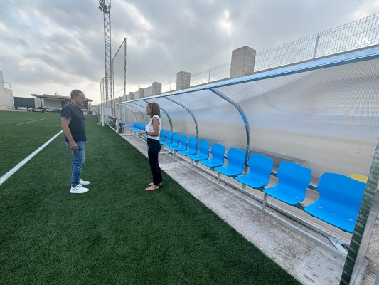 Almassora renueva los banquillos del campo de  fútbol municipal José Manuel Pesudo