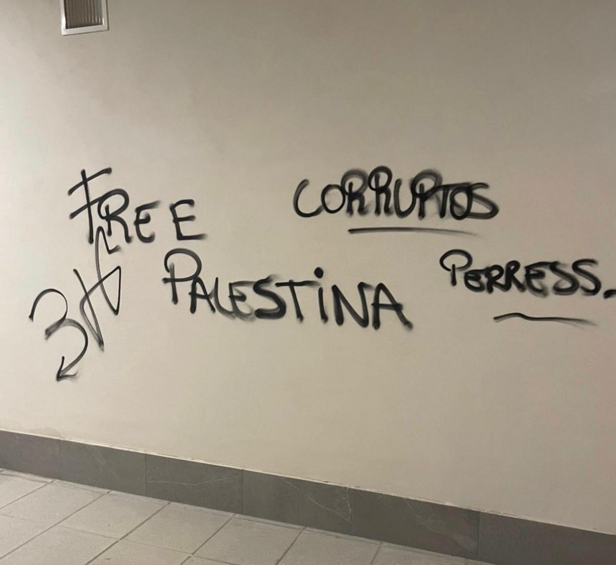 El edificio de VPP de Playa de San Juan en Alicante amanece con pintadas con insultos: 