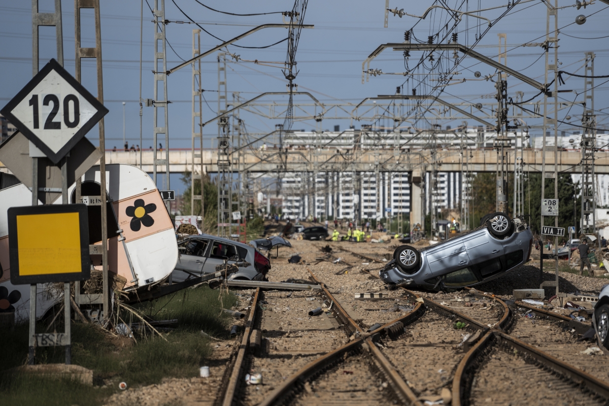 Áreas del paso a nivel entre Alfafar y Sedavi afectadas por la Dana.