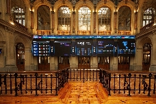 El Ibex 35 estira su rebote al cierre hasta el 2,49% y se queda cerca de los 17.500 puntos