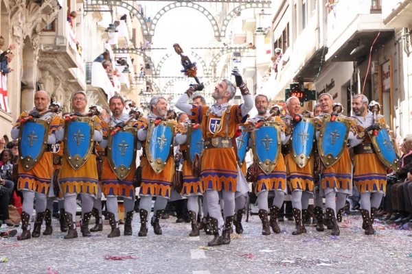 Cinco filaes de Alcoy cuentan con diseño único: hombres y mujeres pueden desfilar en la misma escuadra