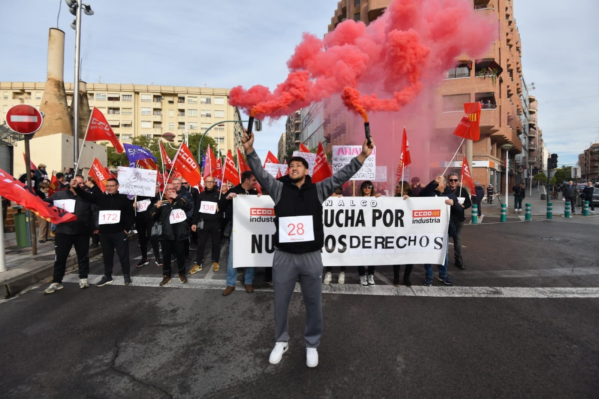 Trabajadores afectados por ERE en Analco, María Jaén y Castilian, con 400 despidos, se manifiestan en Elche