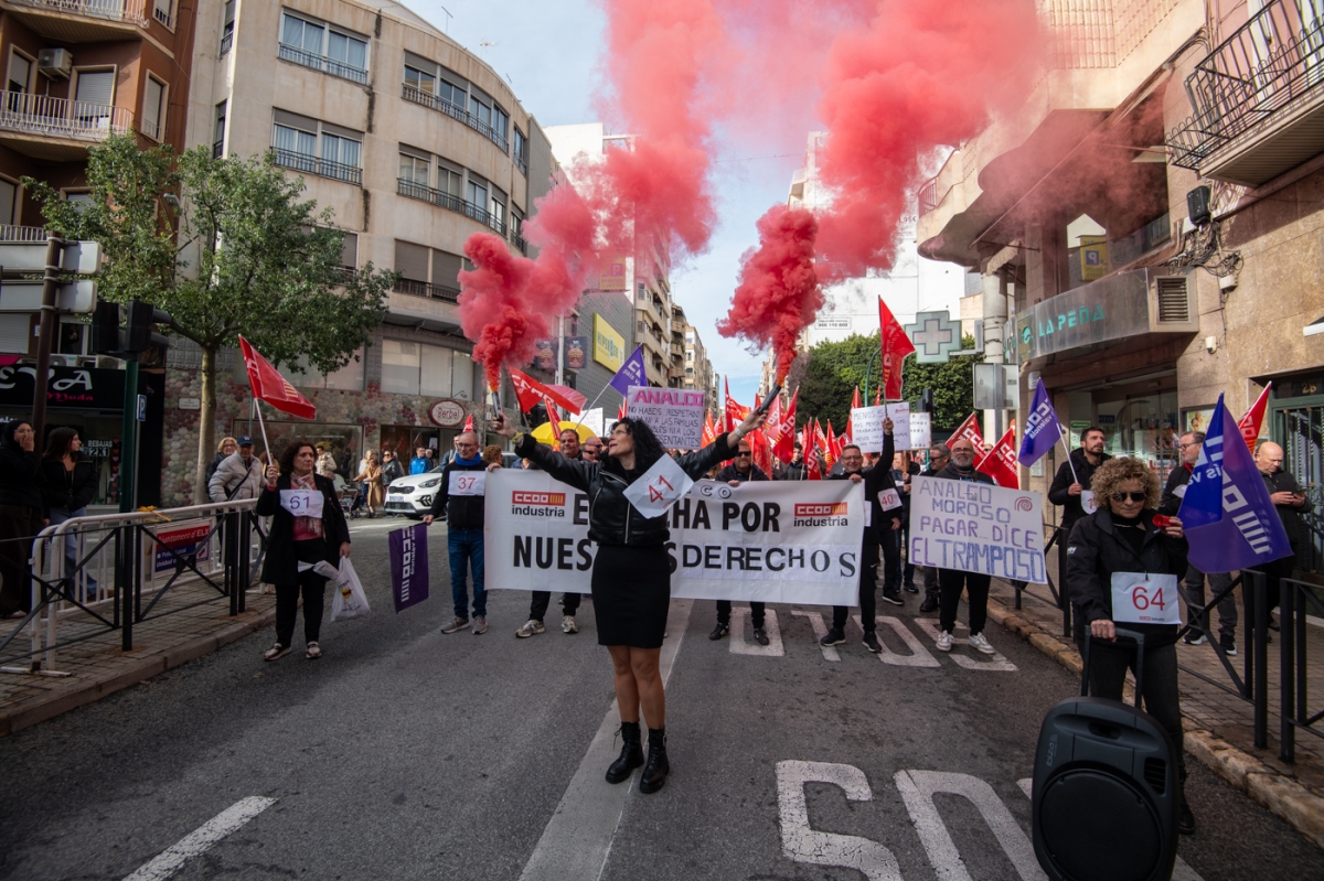 La manifestación en Elche por los despidos en Analco, María Jaén y Konecta, en imágenes